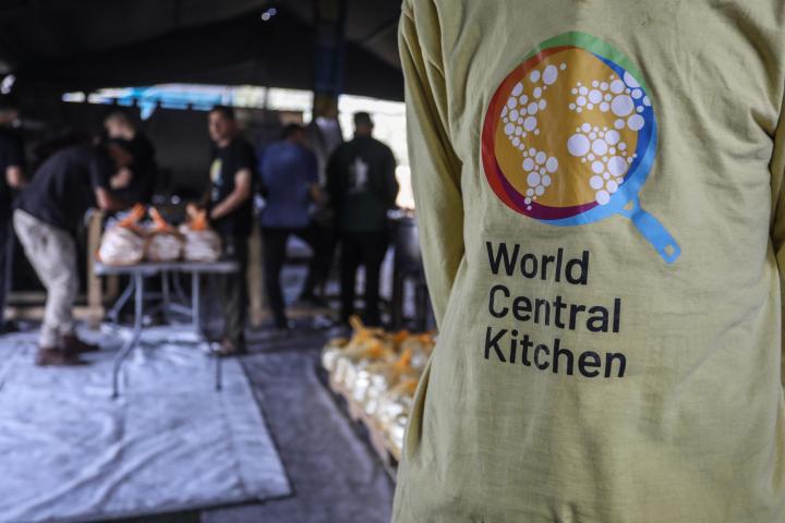 Trabajadores palestinos preparan comidas en una cocina de WCK en Rafá