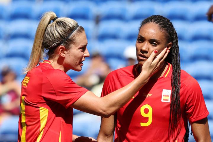Alexia Putellas anima a Salma Paralluelo en el partido ante Alemania