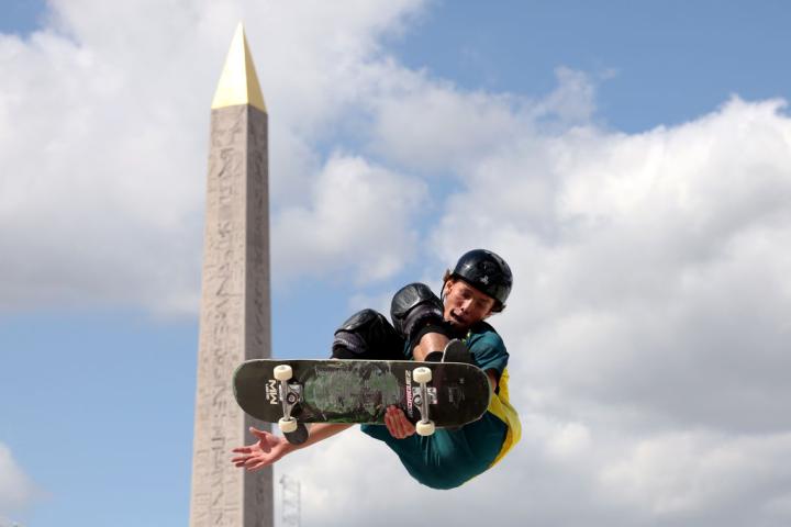 alt="alt="Ante el Obelisco de Luxor tuvo lugar la competición de skateboarding y las piruetas de los deportistas dejaron espectaculares instantáneas como esta.""