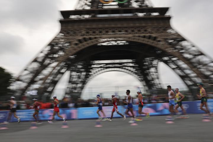 Atletas pasan junto a la Torre Eiffel durante el maratón mixto de marcha en los Juegos Olímpicos de París 2024