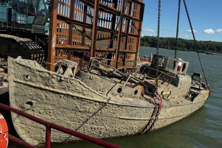 El barco de la Alemania nazi extraído del fondo del río Danubio.