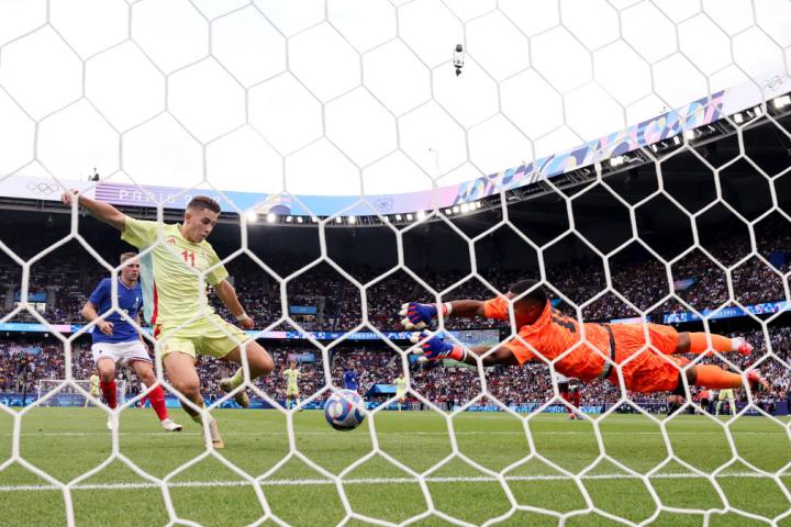 Fermín remacha el balón para hacer el 1-2 en la final olímpica de París 2024