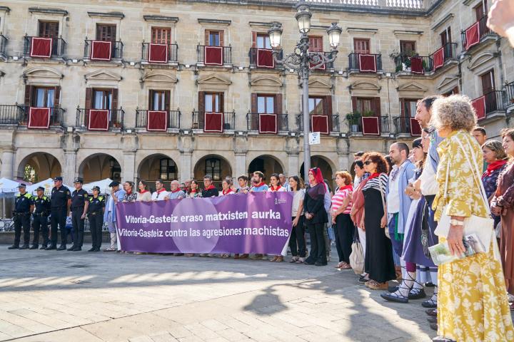 La alcaldesa de Vitoria, Maider Etxebarria (c), junto a la corporación municipal de Vitoria, ha participado este viernes en una concentración para rechazar las dos agresiones sexuales en las fiestas denunciadas en los últimos días, por las que hasta ahora hay un detenido.