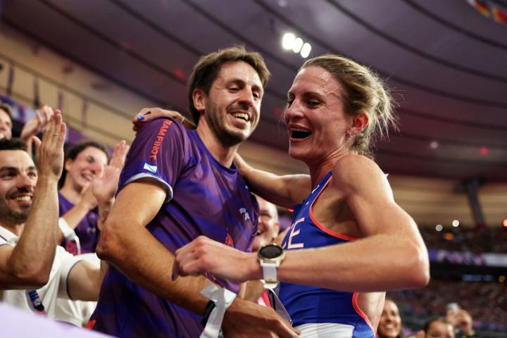 alt="alt="La atleta francesa Alice Finot, tras batir el récord europeo en la final de los 3.000 obstáculos —quedó cuarta en la final—, se acercó a grada y pidió pidió matrimonio a su novio.""