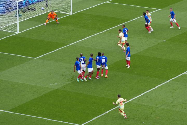 Lanzamiento de falta de Álex Baena para el 1-3