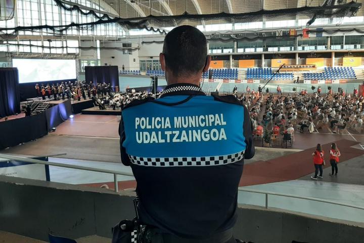 Un agente de la policía local de Tafalla de servicio.