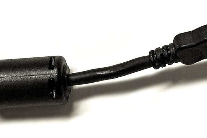 Un cable con núcleo de ferrita
