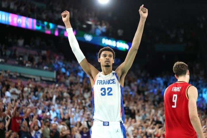 alt="alt="Victor Wembanyama con sus 2,24 metros de altura, se coronó como la estrella del deporte francés en la final que enfrentó a su país con Estados Unidos.""