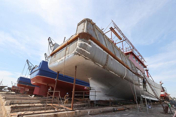 Imagen de archivo de tareas de reparación en barcos pesqueros chinos.