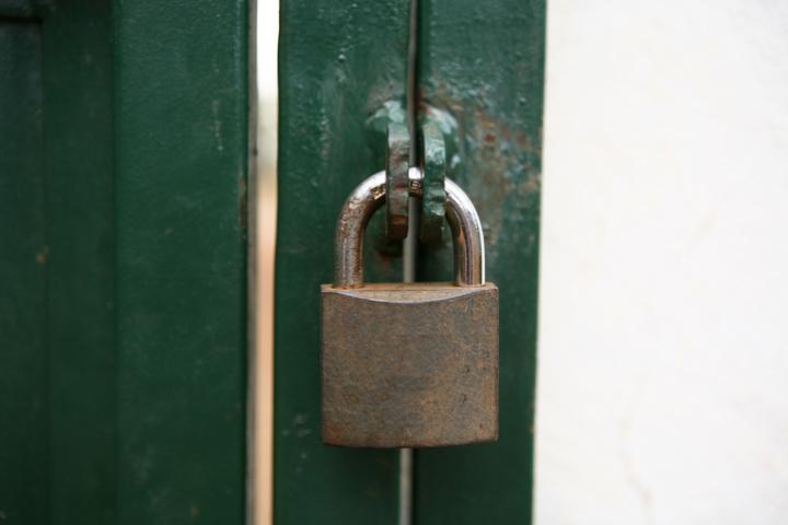 Imagen de archivo de una puerta con candado.