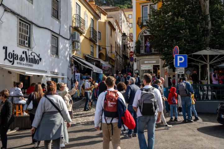 Los turistas inundan las calles del centro de Sintra durante casi todo el año.