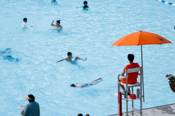 Niños bañándose en una piscina