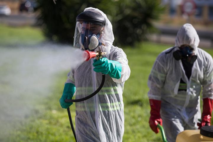 Tareas de desinfección en Coria del Río, enmarcadas en el plan para hacer frente a la transmisión del virus del Nilo por el mosquito tigre.