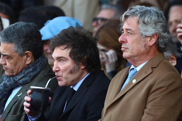 El presidente argentino, Javier Milei, bebe mate en una ceremonia oficial en Buenos Aires