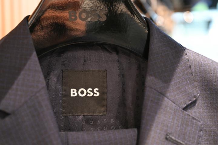 Imagen de archivo de un detalle de una etiqueta de un abrigo de Hugo Boss.