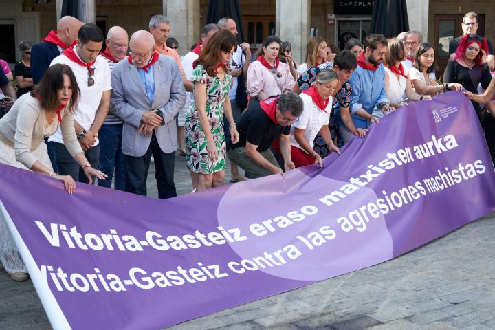 La alcaldesa de Vitoria, Maider Etxebarria (4i), junto a la corporación municipal de Vitoria, ha participado este viernes en una concentración para rechazar las dos agresiones sexuales en las fiestas denunciadas en los últimos días, por las que hasta ahora hay un detenido.