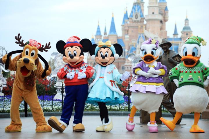 Los personajes más famosos de Disney en el parque temático de Shangai, en China.