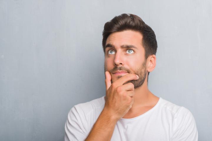 Un hombre pensativo ante algunas cuestiones.