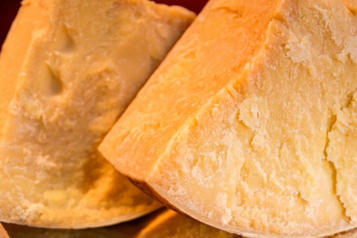 Un queso parmesano.