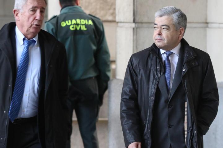 A la derecha de la imagen, Agustín Barberá en la Audiencia de Sevilla.