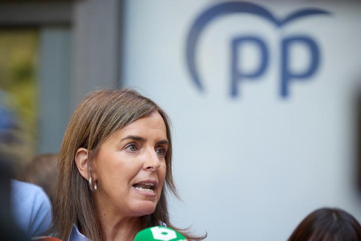 Carmen Fúnez, secretaria de Organización del PP, respondiendo a los medios ante las puertas de la sede nacional del PP, Génova 13.