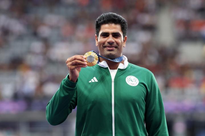 El lanzador de jabalina pakistaní Arshad Nadeem posando con la medalla de oro lograda en los Juegos Olímpicos de París 2024