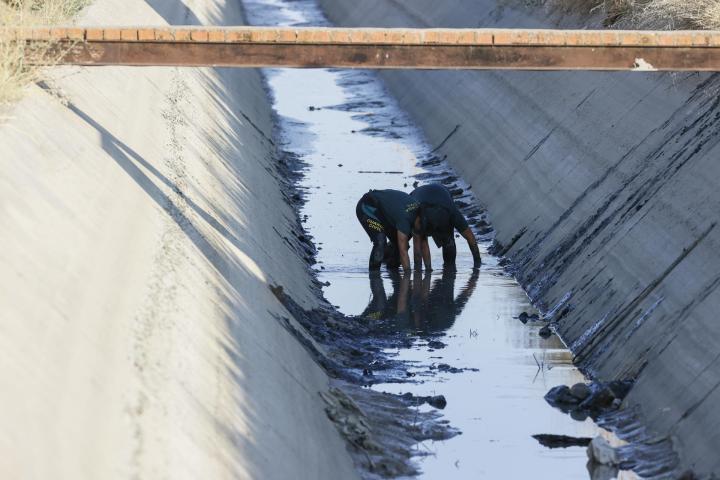 Agentes de la Guardia Civil rastreando el canal de Mocejón en búsqueda del arma del crimen