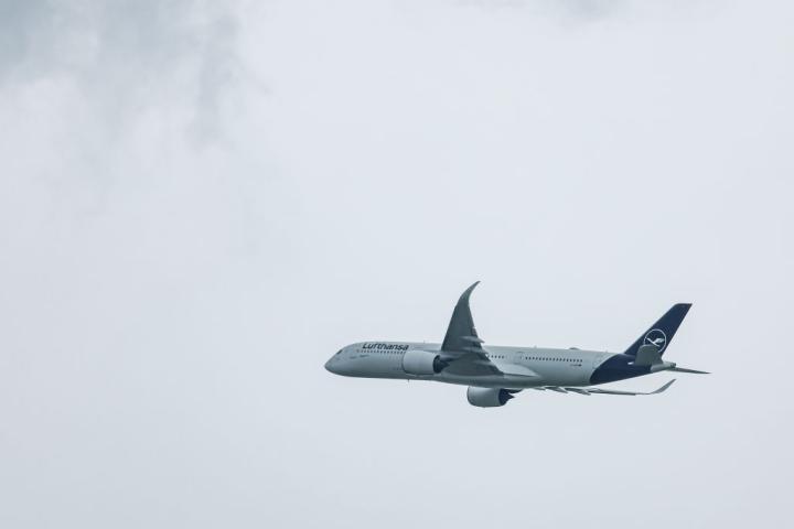 Un avión de Lufthansa despega del aeropuerto de Múnich.