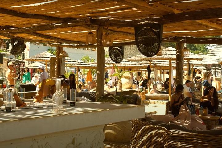 Captura de imagen de un vídeo promocional de una fiesta de 2022 en la playa de Radjana, en la que se ve el objeto en cuestión siendo usado como una mesa.