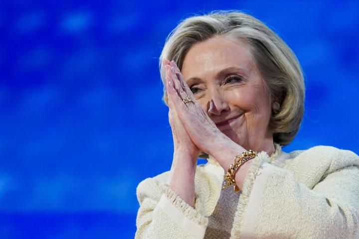 Hillary Clinton después de pronunciar su discurso en el primer día de la Convención Demócrata de Chicago.