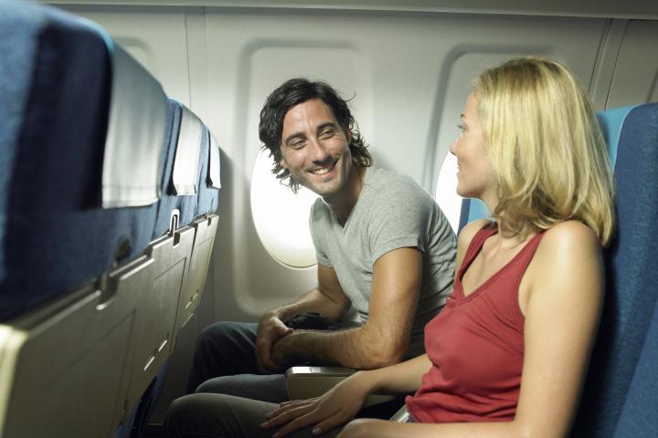 Imagen de archivo de dos pasajeros en un avión.