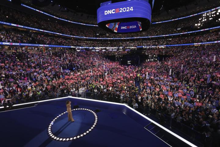 Kamala Harris agradece el "liderazgo histórico" de Joe Biden en su aparición sorpresa en la Convención Nacional Demócrata.