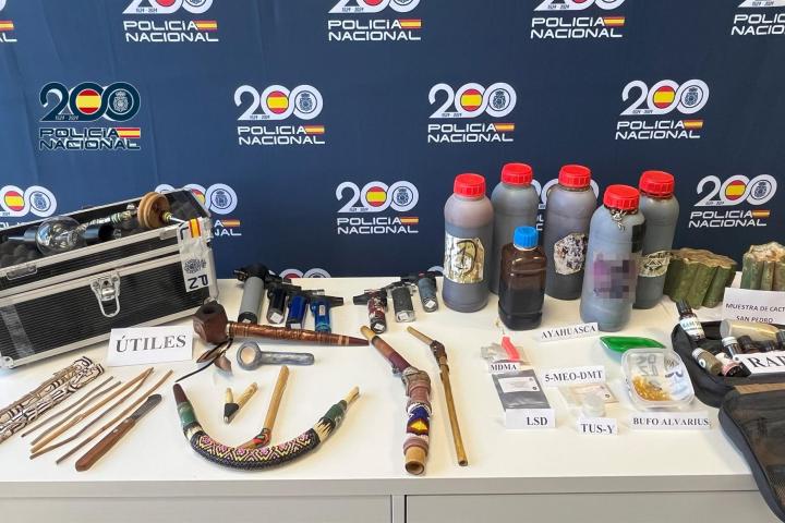 Las sustancias alucinógenas y útiles hallados durante la operación.