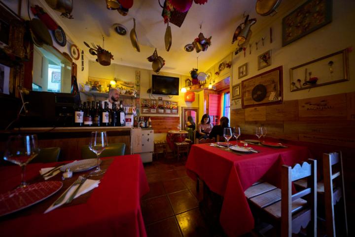 Interior del restaurante 'Lisboa Cheia de Graça' en el Barrio Alto de Lisboa.
