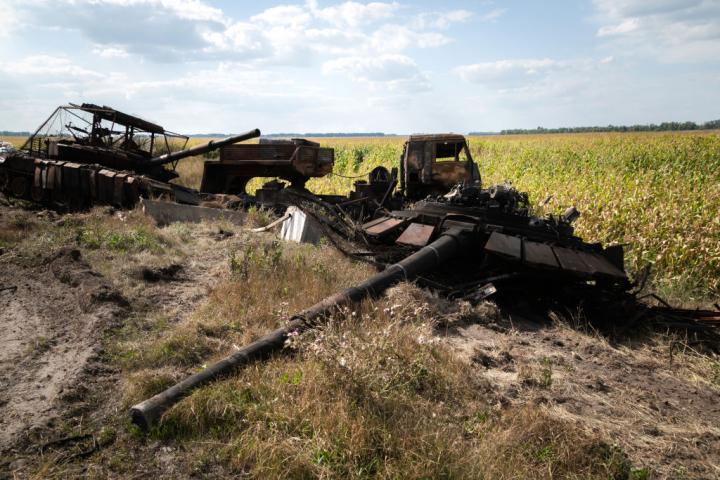 Un tanque ruso destruido en la ofensiva de Ucrania sobre la región rusa de Kursk.