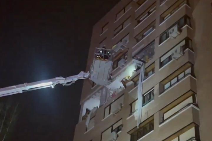 Los profesionales de los equipos de emergencia, durante el dispositivo.