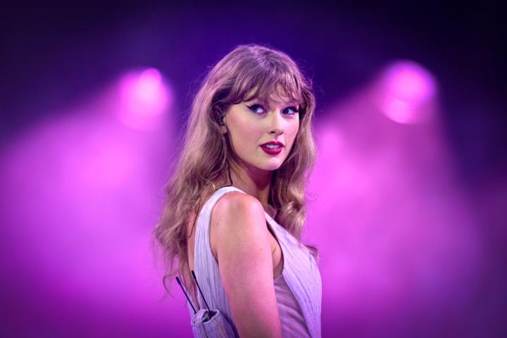 Taylor Swift en un momento de uno de los cinco conciertos en Londres con los que ha cerrado la gira europea de The Eras Tour.