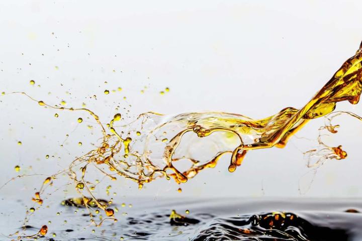 Tirando aceite al agua