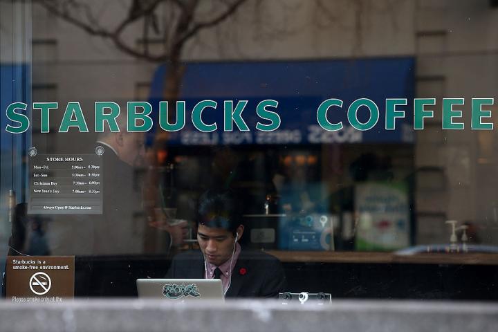 Un cliente de Starbucks trabaja en una de las cafeterías de la cadena.