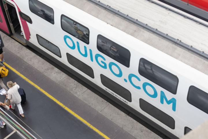 Un tren de Ouigo, estacionado en Estación de Atocha, Madrid.