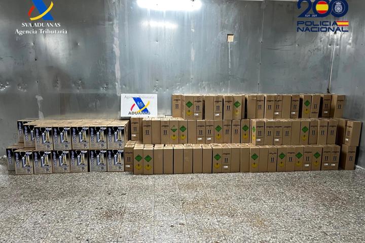 Una operación conjunta de la Policía Nacional y la Agencia Tributaria ha permitido detener en Málaga a seis personas pertenecientes a tres organizaciones dedicadas a la venta masiva de óxido nitroso o 'gas de la risa', que podrían haber traficado con más de 3 millones de litros de este gas.
