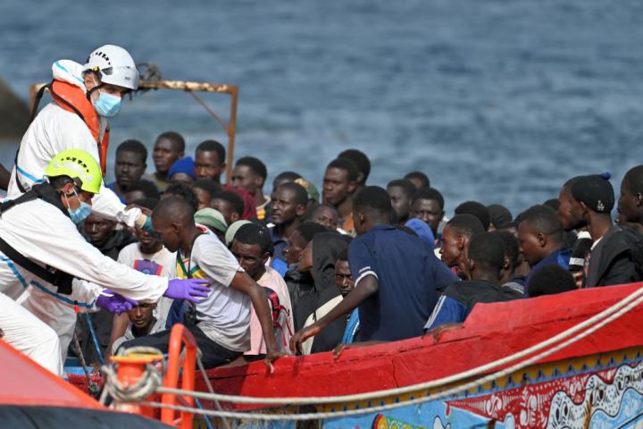 Trabajadores de Salvamento Marítimo ayudan a 116 inmigrantes llegados en patera al puerto de La Restinga, el 26 de julio de 2024