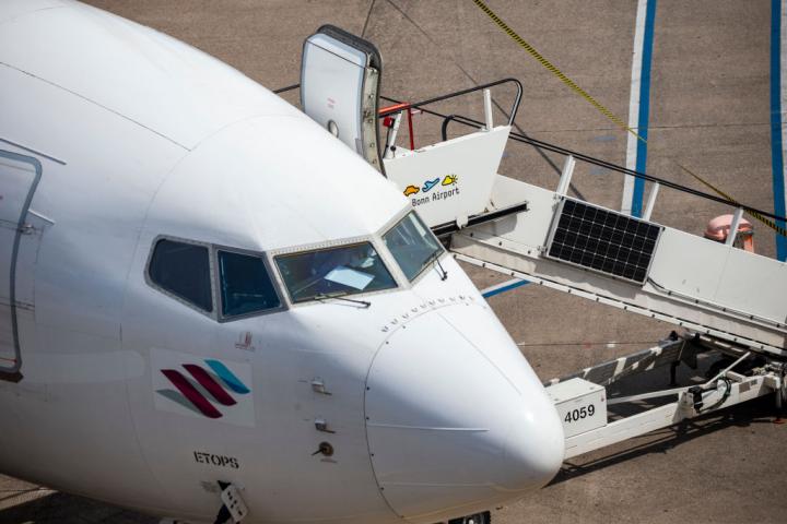 Un avión de Eurowings espera por su pasajeros en un aeropuerto europeo.