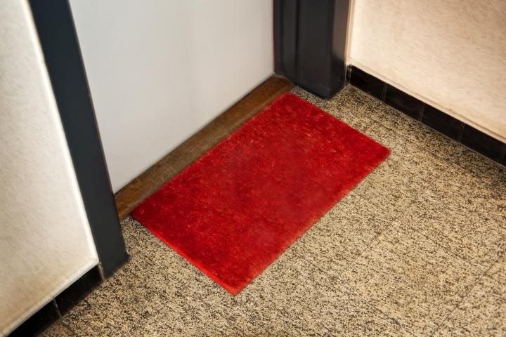 Felpudo en la puerta de una casa.