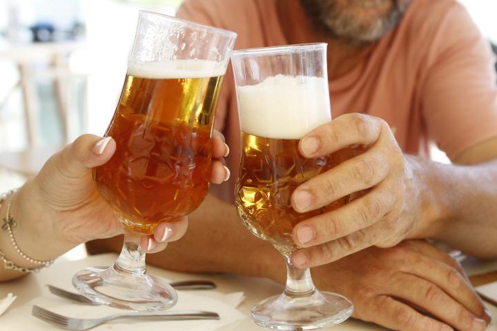 Una pareja tomando cerveza.