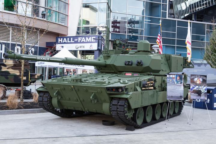 Imagen de archivo de un vehículo blindado de asalto M10 Booker siendo expuesto en la calle.