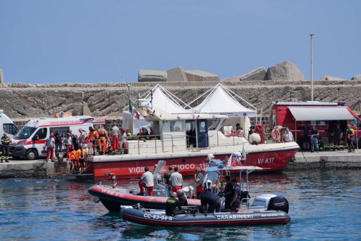 Imágenes del rescate del yate de lujo Bayesian