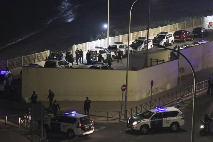 La playa del Tarajal, de la ciudad autónoma de Ceuta, ha sido escenario a última hora de la tarde de este domingo de la llegada de un grupo indeterminado de niños y adultos migrantes procedentes de Marruecos tras alcanzar la costa a nado.