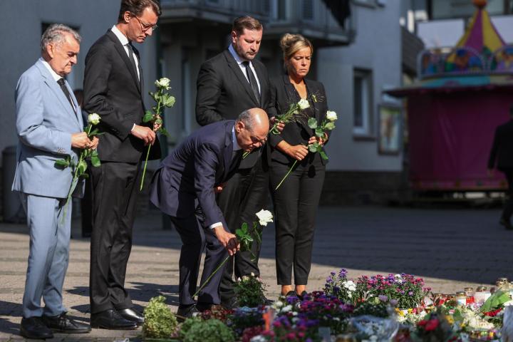 Las autoridades realizan una ofrenda floral en memoria de las víctimas mortales del atentado de Solingen.