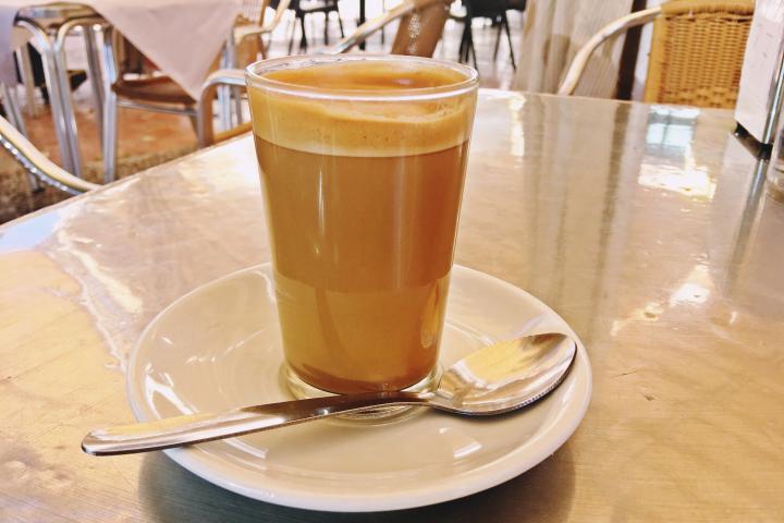 Un café con leche en un bar.